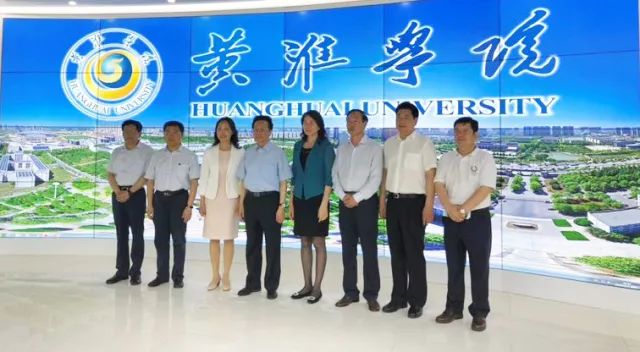 中華職業(yè)教育社理事長陳昌智、河南省副省長霍金花一行參觀展廳